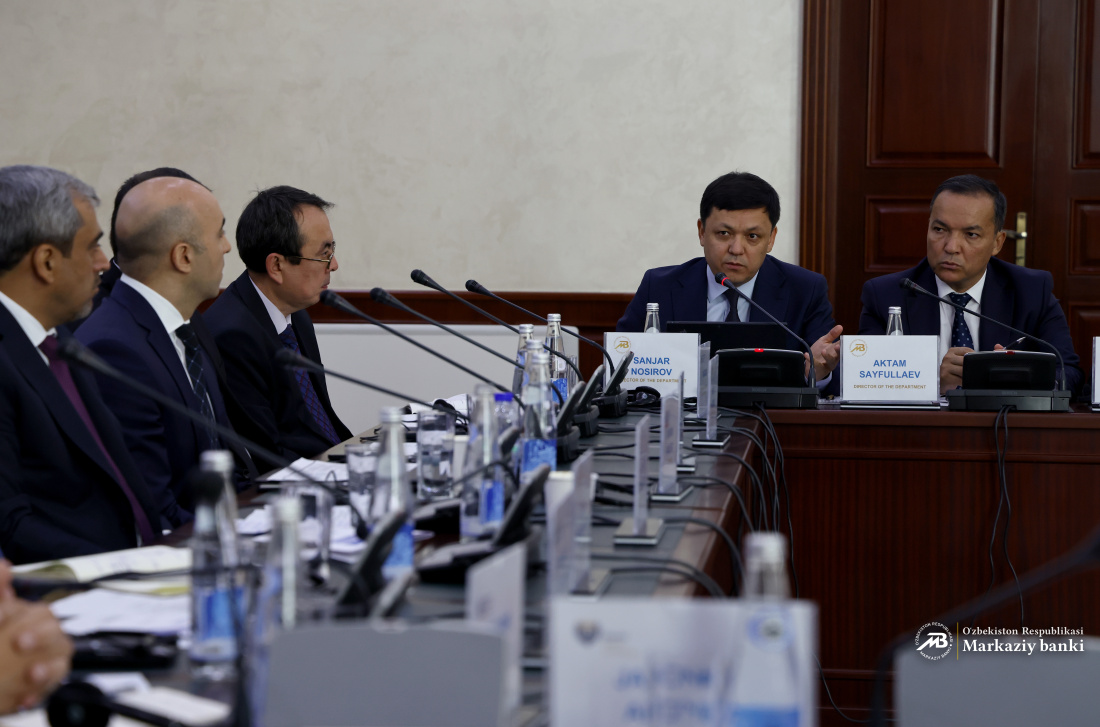 U porno zavqidan qichqiradi va qichqiradi Boss porno filmni jazoladi